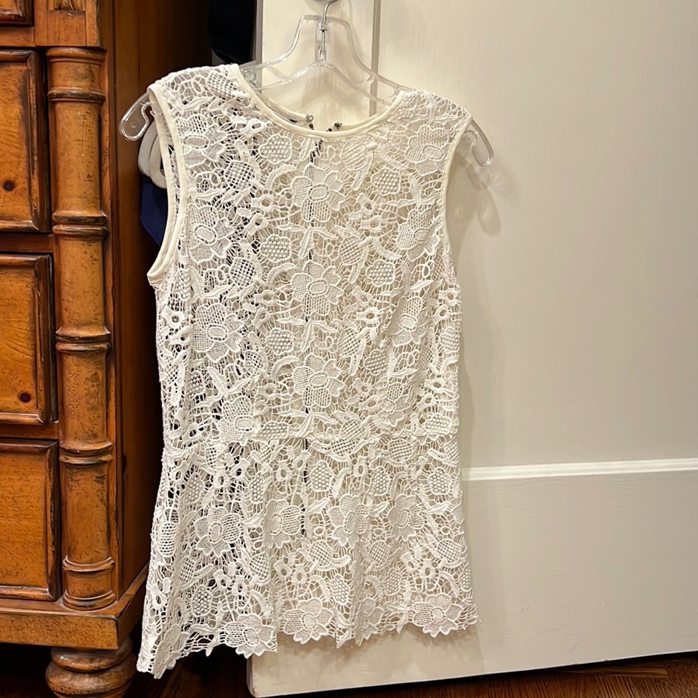 Cabi # 800 sleeveless needle lace sleeveless peplum top, XS.